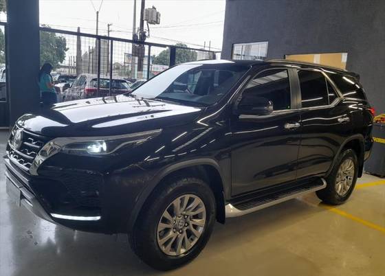 TOYOTA HILUX SW4 2.8 D-4D TURBO DIESEL SRX 7L 4X4 AUTOMÁTICO TOYOTA HILUX SW4 2.8 D-4D TURBO DIESEL SRX 7L 4X4 AUTOMÁTICO